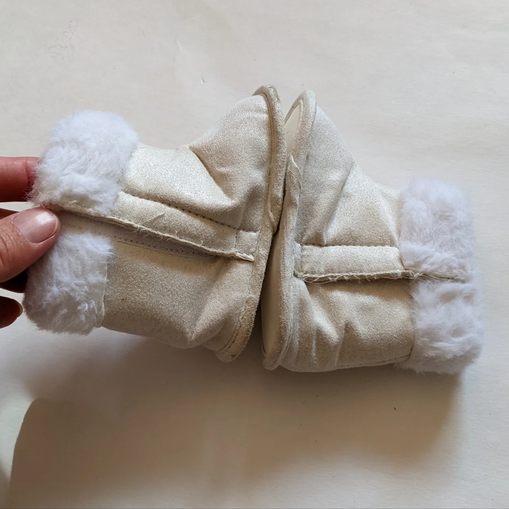 CARTER'S baby girl white faux fur lined boots size 3-6 months